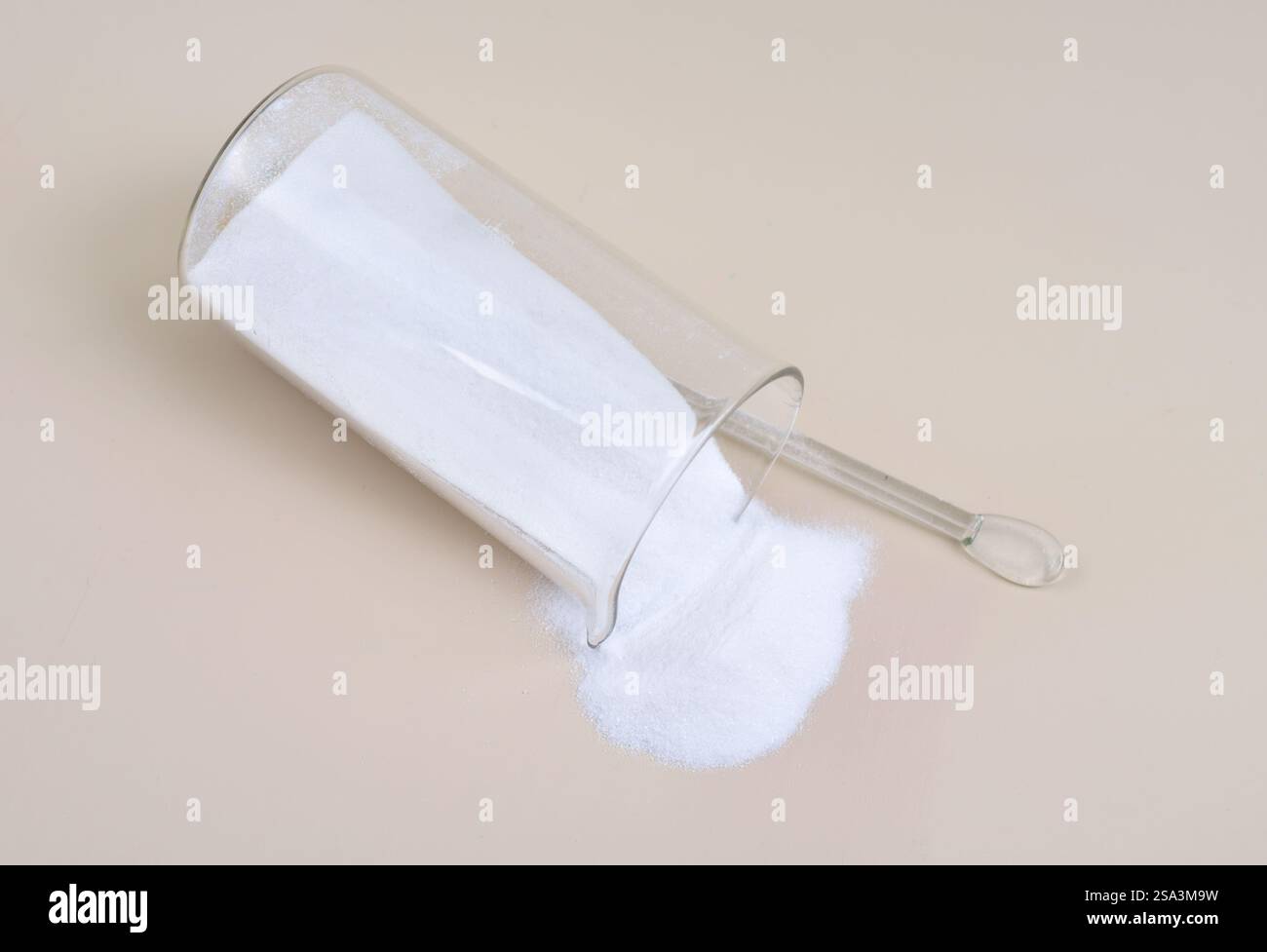 Natriumhydrogencarbonat IUPAC-Name: Natriumhydrogencarbonat, allgemein bekannt als Backnatron oder Natriumhydrogencarbonat, ist eine chemische Verbindung mit der Formel Stockfoto