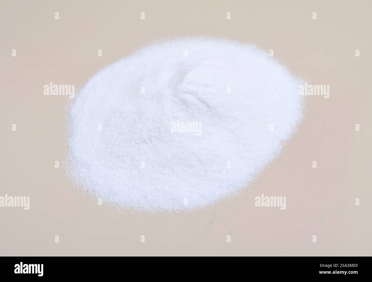 Natriumhydrogencarbonat IUPAC-Name: Natriumhydrogencarbonat, allgemein bekannt als Backnatron oder Natriumhydrogencarbonat, ist eine chemische Verbindung mit der Formel Stockfoto