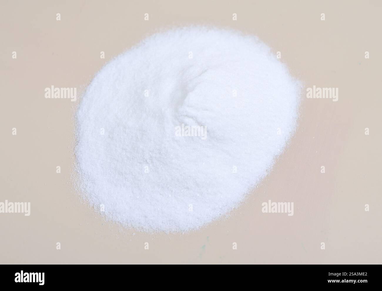 Natriumhydrogencarbonat IUPAC-Name: Natriumhydrogencarbonat, allgemein bekannt als Backnatron oder Natriumhydrogencarbonat, ist eine chemische Verbindung mit der Formel Stockfoto