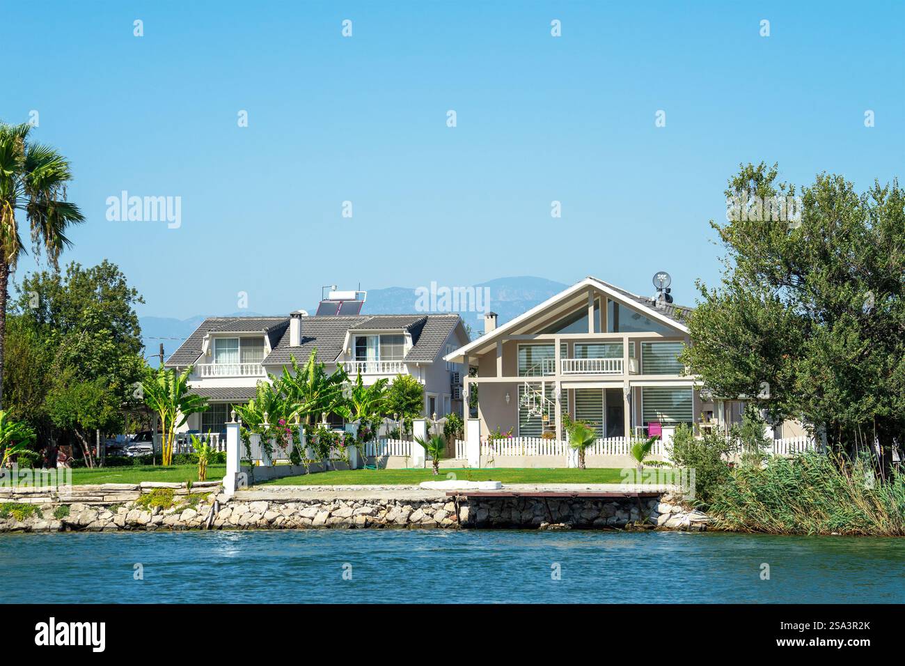 Häuser im mediterranen Stil an der Küste des Flusses Dalyan, Türkei. Urlaub und Unterkunft am Mittelmeer. Stockfoto