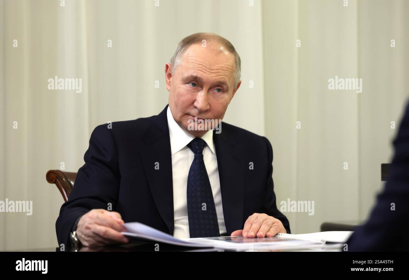 St. Petersburg, Russland. Januar 2025. Der russische Präsident Wladimir Putin hört Sankt Petersburger Gouverneur Alexander Beglov bei einem Einzelgespräch am 27. Januar 2025 in Sankt Petersburg, Russland. Quelle: Vyacheslav Prokofyev/Kreml Pool/Alamy Live News Stockfoto