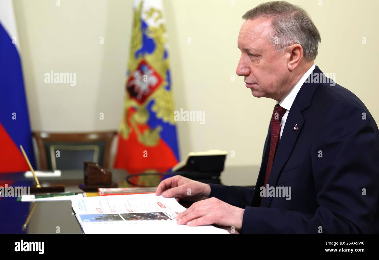 St. Petersburg, Russland. Januar 2025. Sankt Petersburger Gouverneur Alexander Beglov hört den russischen Präsidenten Wladimir Putin während eines Einzeltreffens am 27. Januar 2025 in Sankt Petersburg, Russland. Quelle: Vyacheslav Prokofyev/Kreml Pool/Alamy Live News Stockfoto
