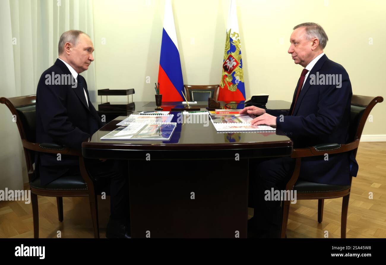 St. Petersburg, Russland. Januar 2025. Der russische Präsident Wladimir Putin, links, hört den Gouverneur von St. Petersburg Alexander Beglov, links, während eines Einzeltreffens am 27. Januar 2025 in St. Petersburg, Russland. Quelle: Vyacheslav Prokofyev/Kreml Pool/Alamy Live News Stockfoto