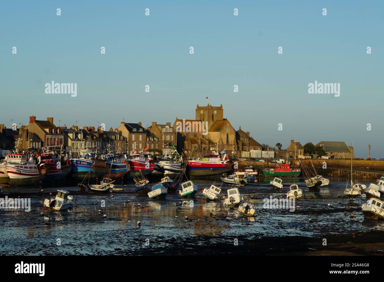 Barfleur Hafen ein französisches Dorf am Ärmelkanal, eines der schönsten Dörfer Frankreichs Stockfoto