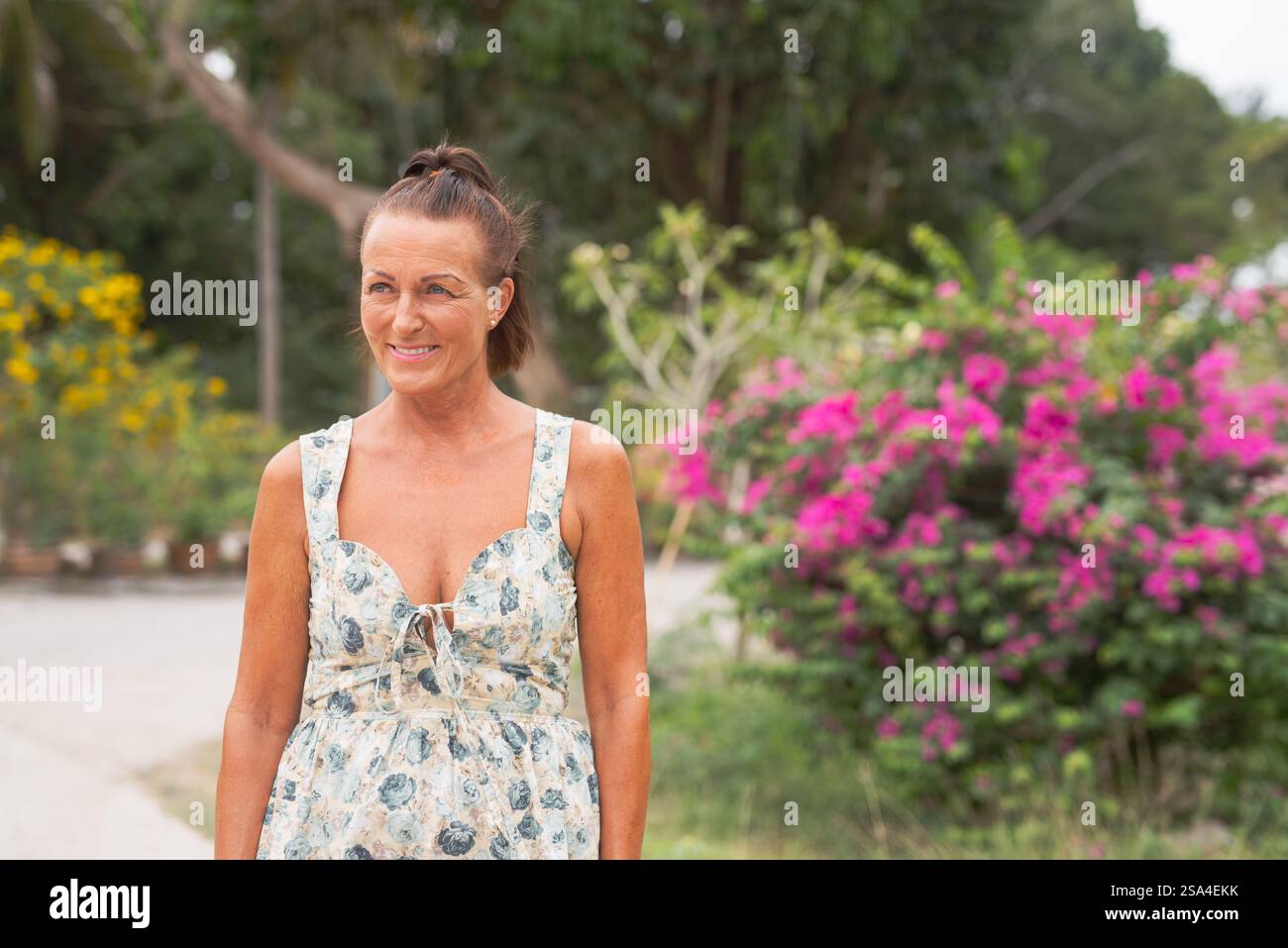 Schöne reife skandinavische Frau, die im Sommer in den Straßen Thailands spaziert Stockfoto