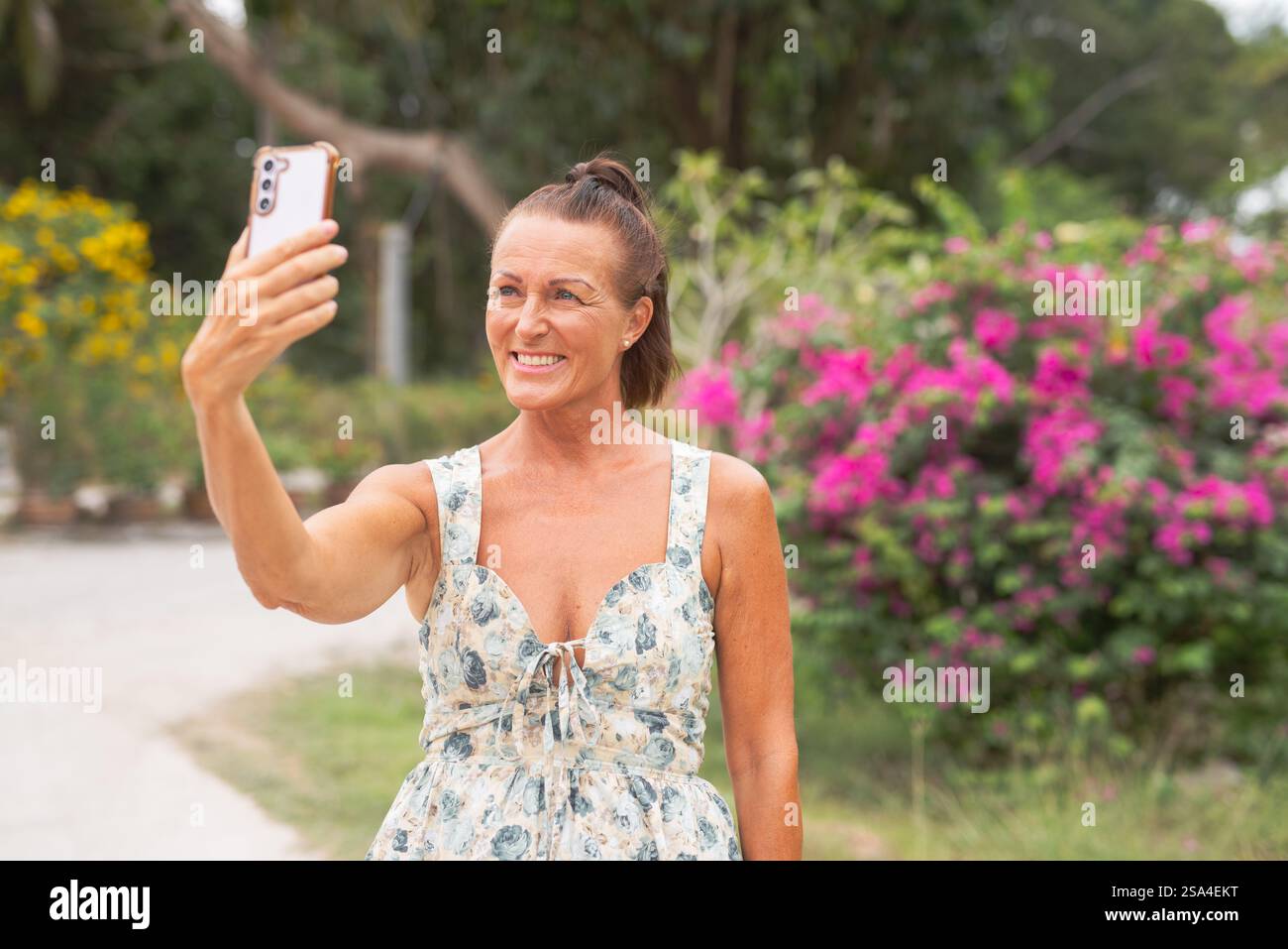 Schöne reife skandinavische Frau, die im Sommer in den Straßen Thailands spaziert Stockfoto