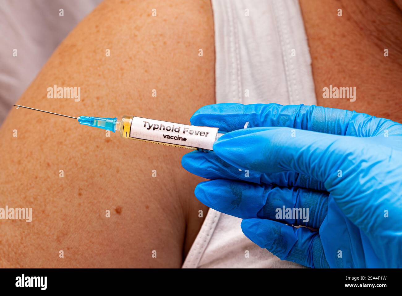 Impfstoff in Nadel, das Konzept der Impfung zur Vorbeugung von Krankheiten, Laborhintergrund Stockfoto