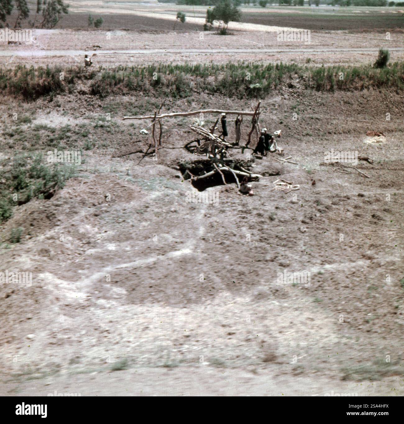 Fellachen bauen einen schattenhaften Brunnen zur Bewilligung ihres Ackerlands in Unterägypten, 1955. Fellahs, die einen Schattenfugebrunnen bauen, während sie ihren Boden bei Unterägypten, 1955, bewässern. Stockfoto