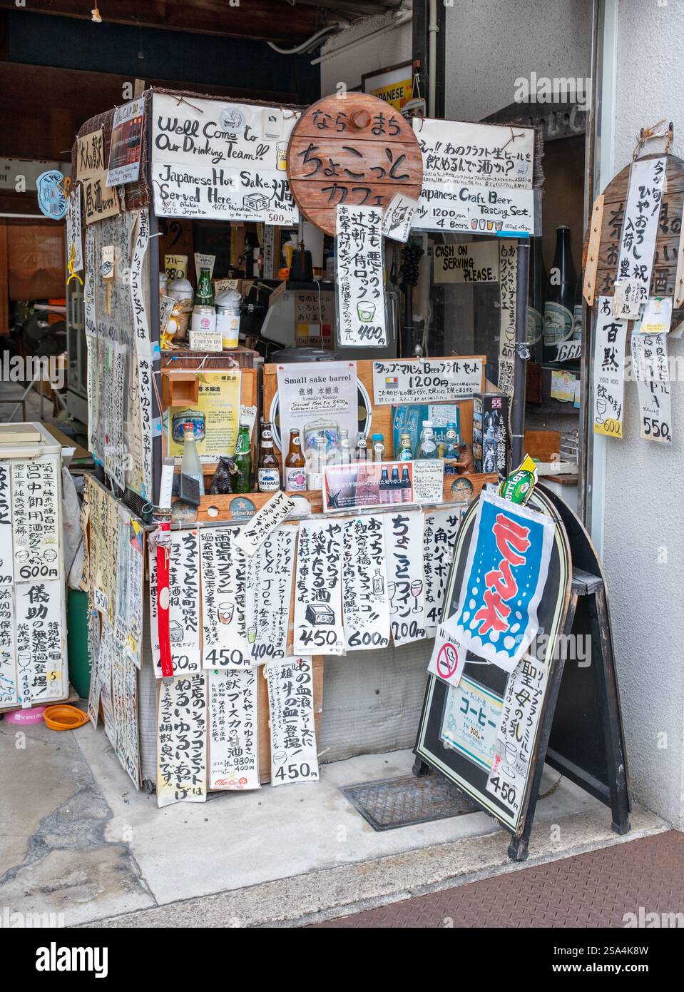Handgeschriebene Getränkekarte in der lokalen Bar „A Little Bit so What“ in Nara Japan Stockfoto