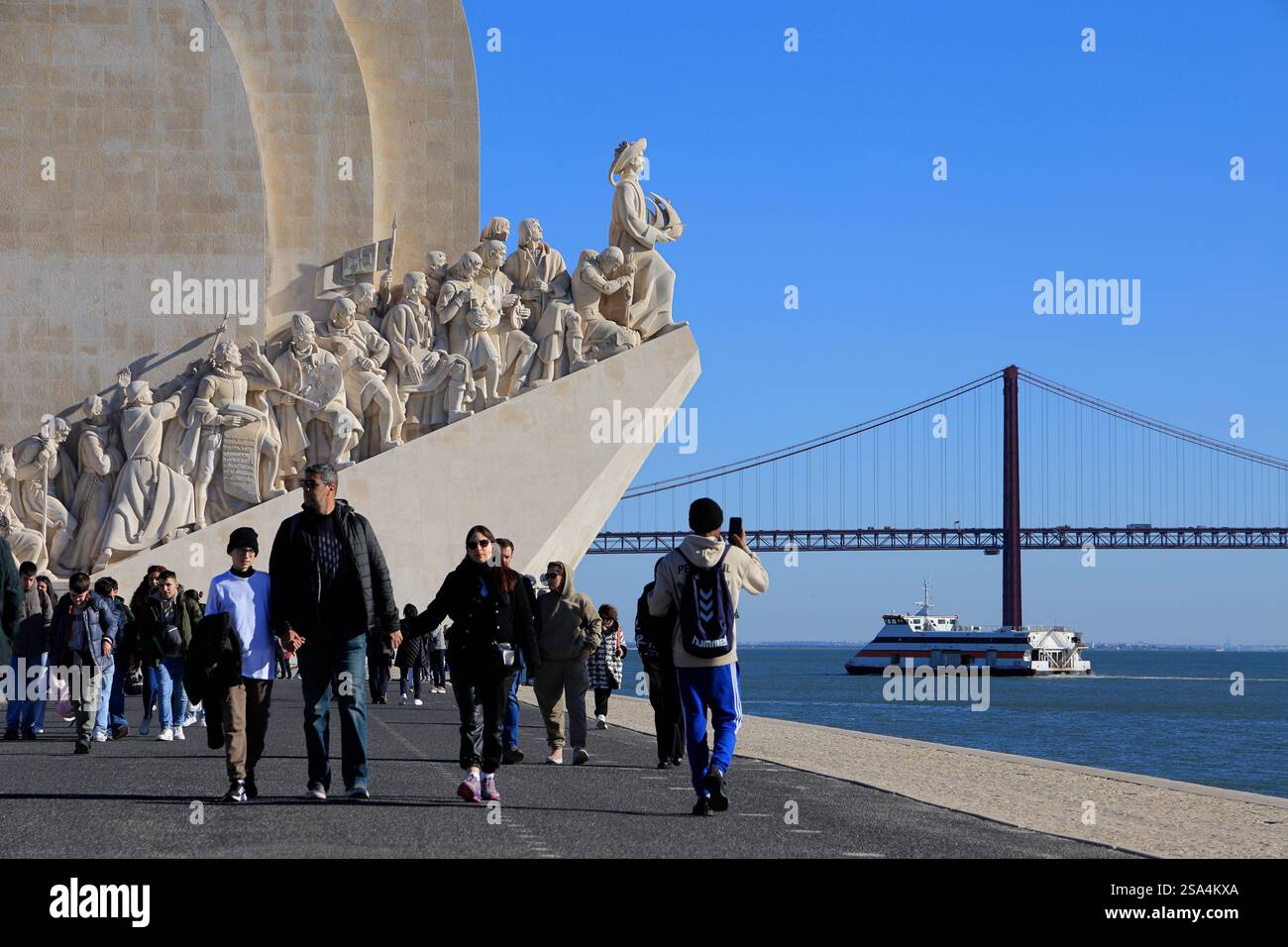 Denkmal der Entdeckungen mit 25 de Abril Brücke über den Tejo im Hintergrund. Belem, Lissabon. Portugal Stockfoto