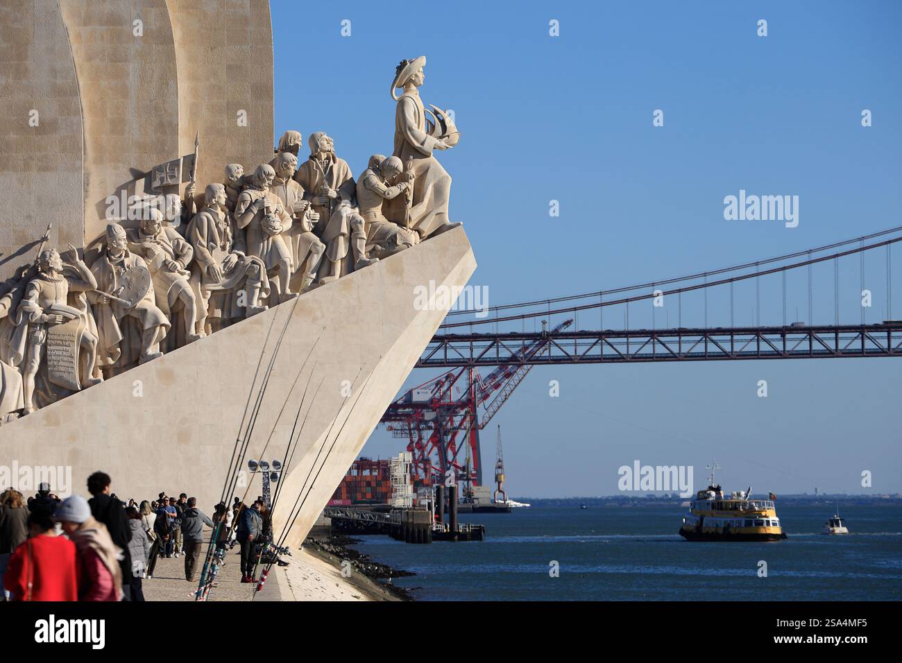 Denkmal der Entdeckungen mit 25 de Abril Brücke über den Tejo im Hintergrund. Belem, Lissabon. Portugal Stockfoto