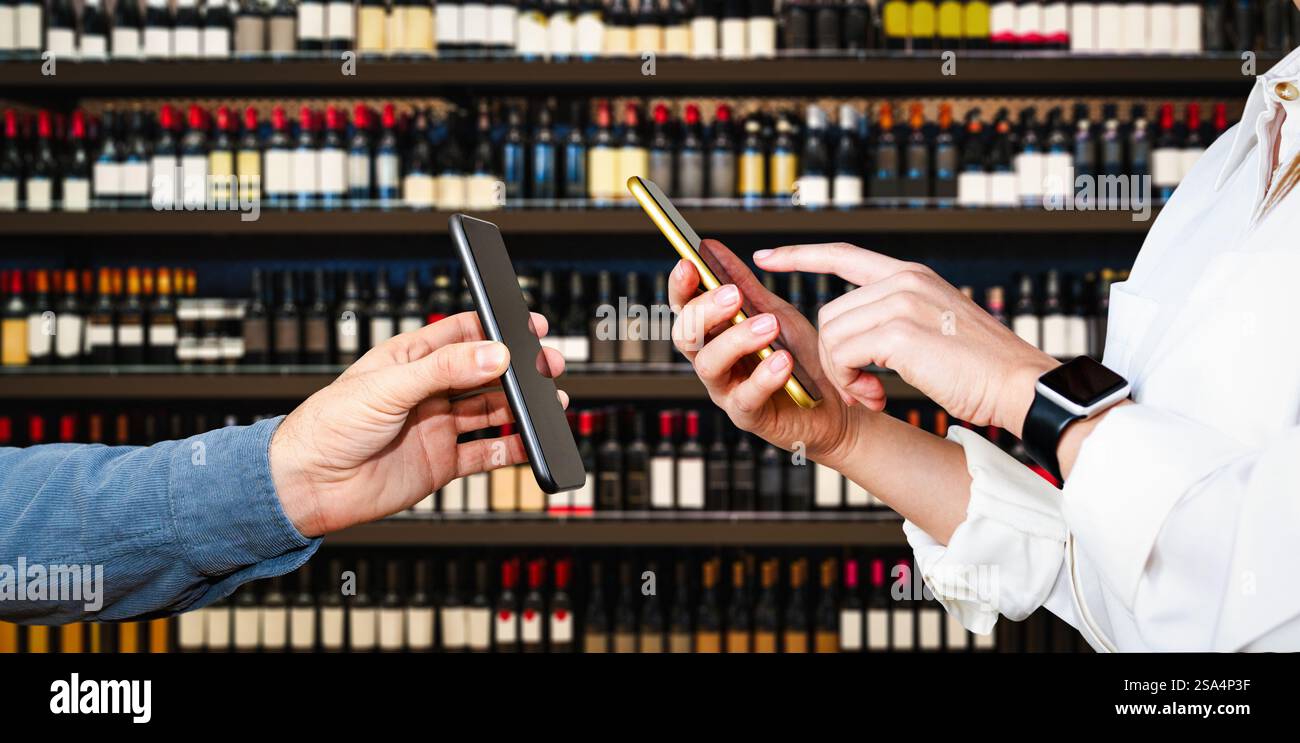 Digitale Kennzeichnung und Produktinformation in der Alkoholindustrie. Scannen von QR-Code mit Smartphone im Spirituosenladen Stockfoto