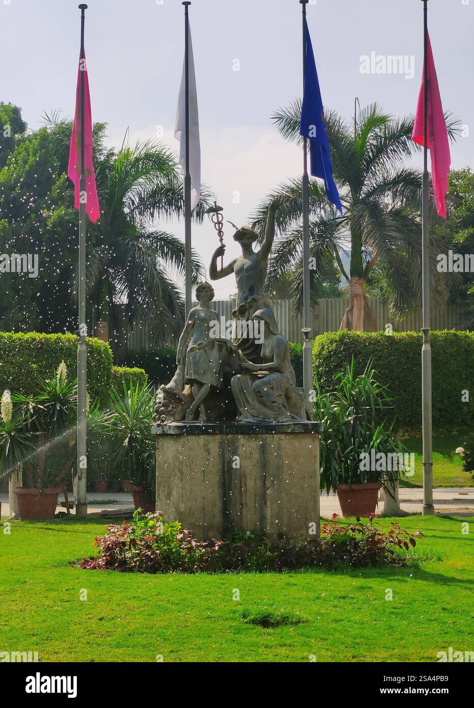 Eine symbolische Statue vor dem Opernhaus von Kairo, die Weisheit und Erleuchtung repräsentiert, umgeben von üppigem Grün und fließendem Wasser. Stockfoto