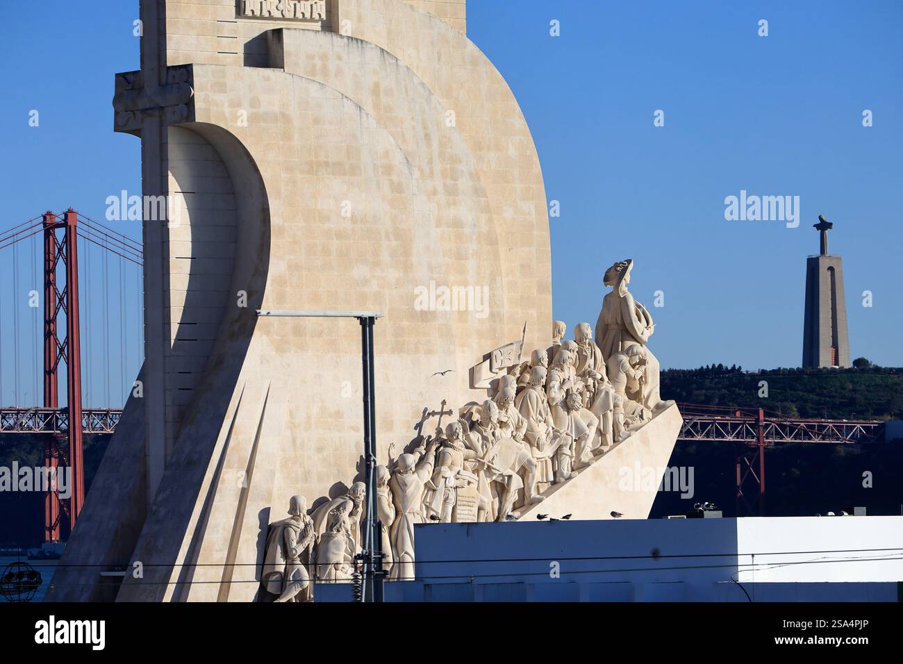 Denkmal der Entdeckungen mit dem Fluss Tejo und dem Heiligtum Christi des Königs in Almada im Hintergrund.Belem, Lissabon.Portugal Stockfoto