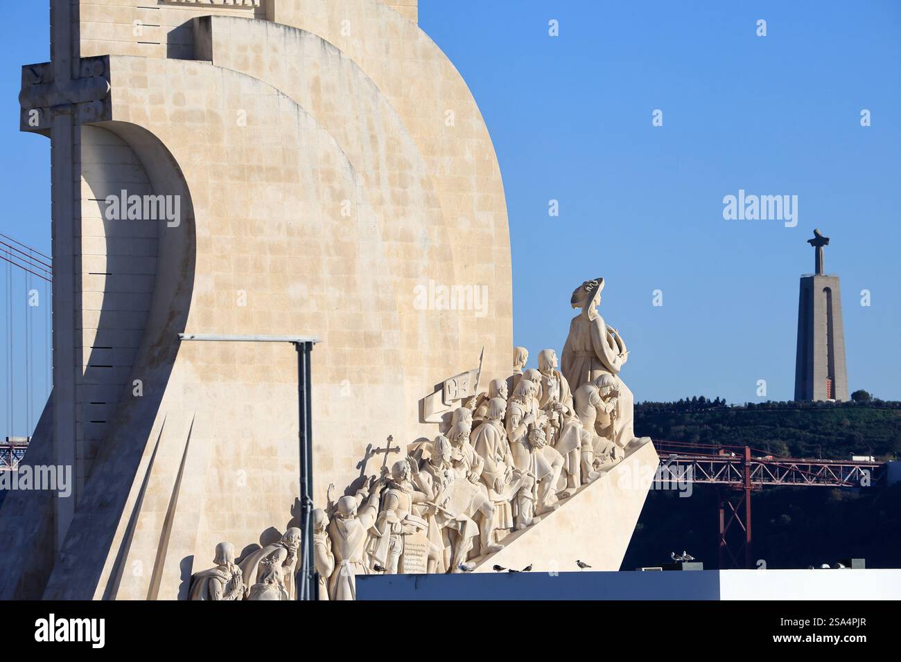 Denkmal der Entdeckungen mit dem Fluss Tejo und dem Heiligtum Christi des Königs in Almada im Hintergrund.Belem, Lissabon.Portugal Stockfoto