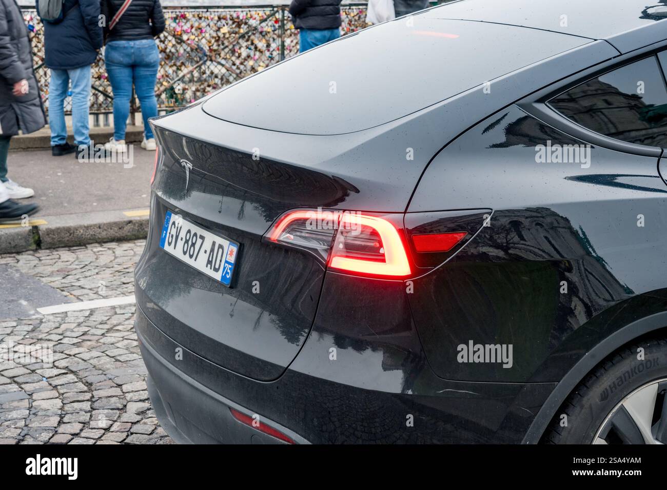 Das schlanke Elektrofahrzeug präsentiert sich mit modernem Design an einer belebten Stadtstraße Stockfoto