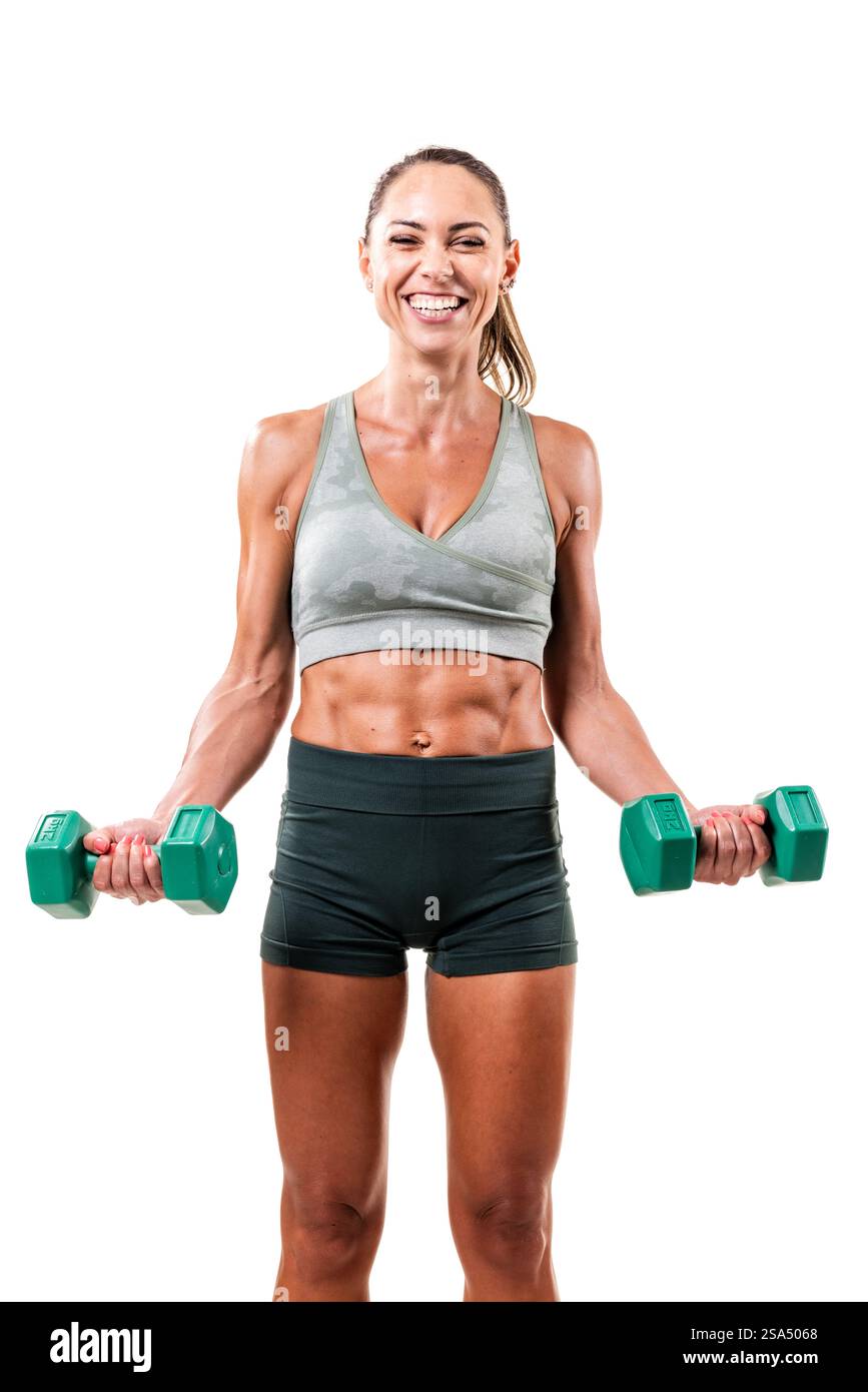 Selbstbewusste und freudige Frau, die mit Kurzhanteln trainiert, Energie und Fitness-Motivation ausstrahlt. Perfekte Darstellung eines gesunden Lebensstils durch Physik Stockfoto