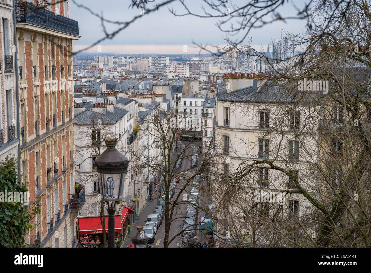 Erkunden Sie die bezaubernden Straßen von Montmartre in Paris an einem bewölkten Nachmittag Stockfoto