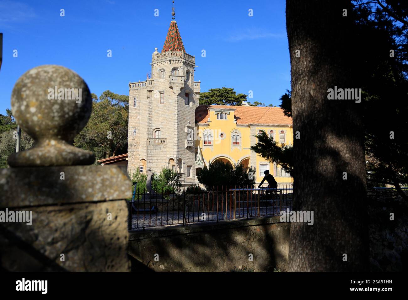 Der Palácio dos Condes de Castro Guimarães, ursprünglich als Torre de São Sebastião (St. Sebastian-Turm) in Cascais, Portugal, bekannt Stockfoto