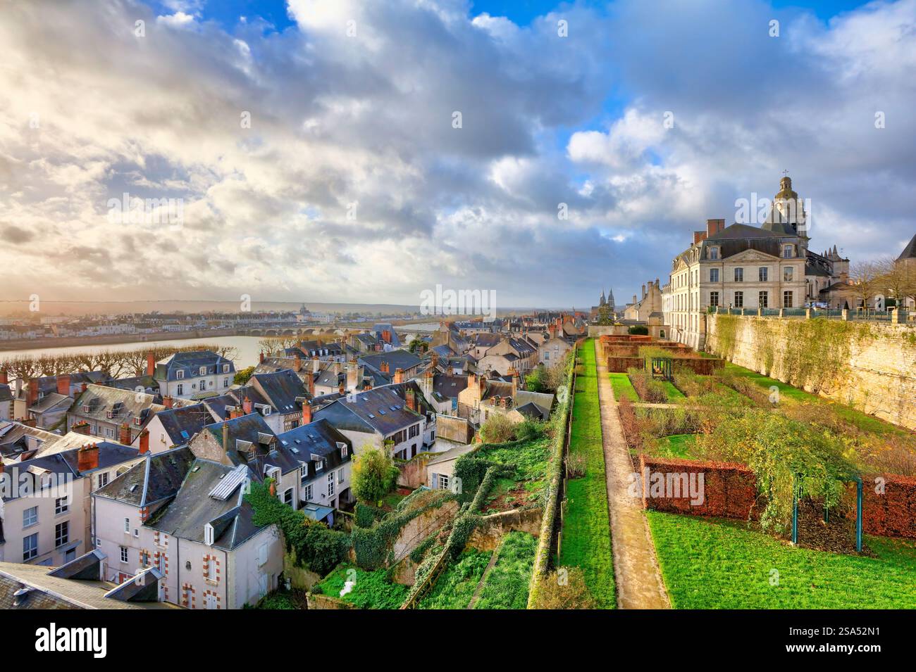 Les Jardins de l’Ancien Eveche direkt hinter der Kathedrale mit schönem Blick auf die Stadt Blois und die Loire in Frankreich Stockfoto