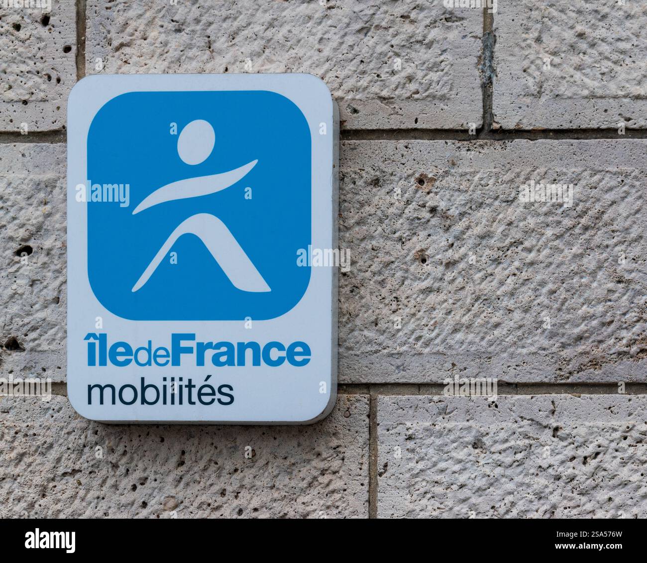 Paris, Frankreich - 01 25 2025 : das Logo der Ile de France Mobilities, einer lokalen öffentlichen Einrichtung, die als Organisationsbehörde für Mobilität in benannt ist Stockfoto