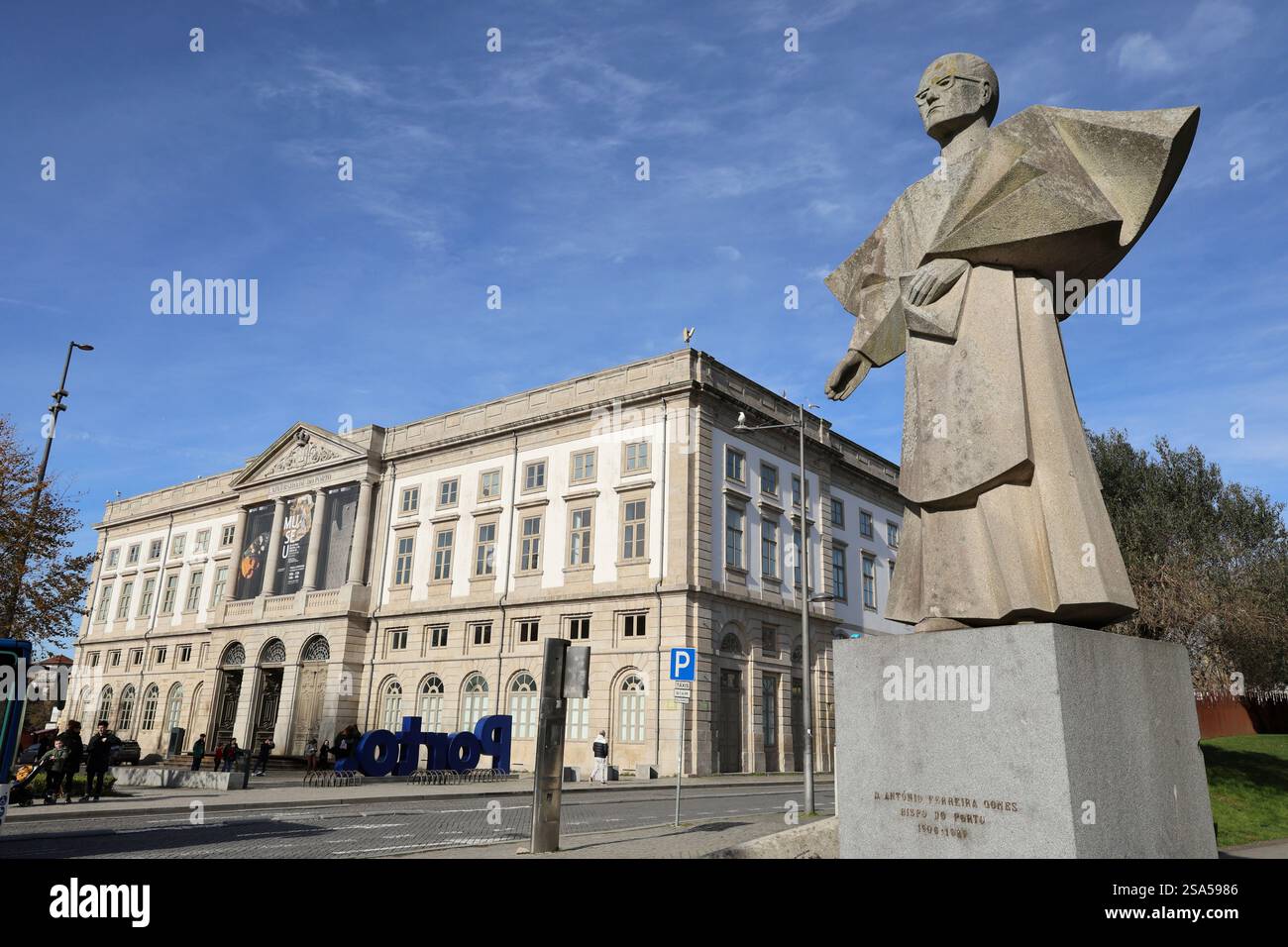 Die Statue des ehemaligen Bischofs von Porto Antonio Ferreira Gomes mit dem Naturkundemuseum der Universität Porto im Hintergrund.Porto.Portugal Stockfoto