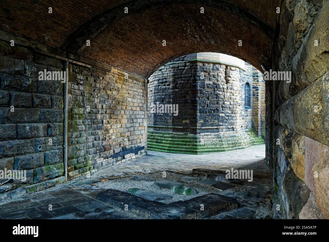 Passage zum Donjon auf Newcastle Castle unter George Stephensons Eisenbahn, Newcastle upon Tyne, England. Stockfoto