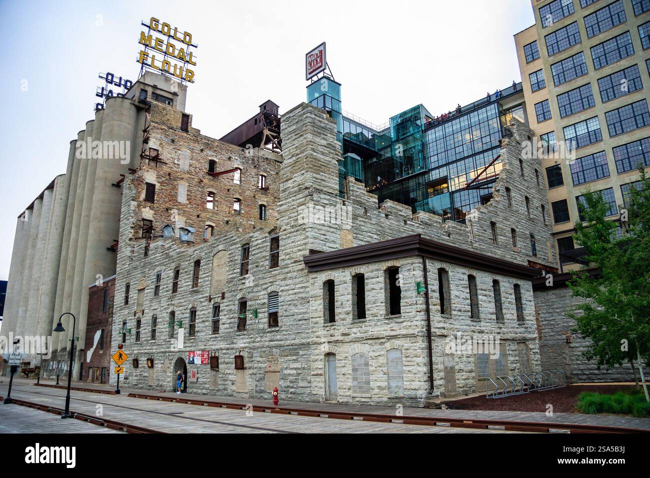 Ein großes Gebäude in Ruinen. Das Gebäude ist alt und hat viele Fenster Stockfoto