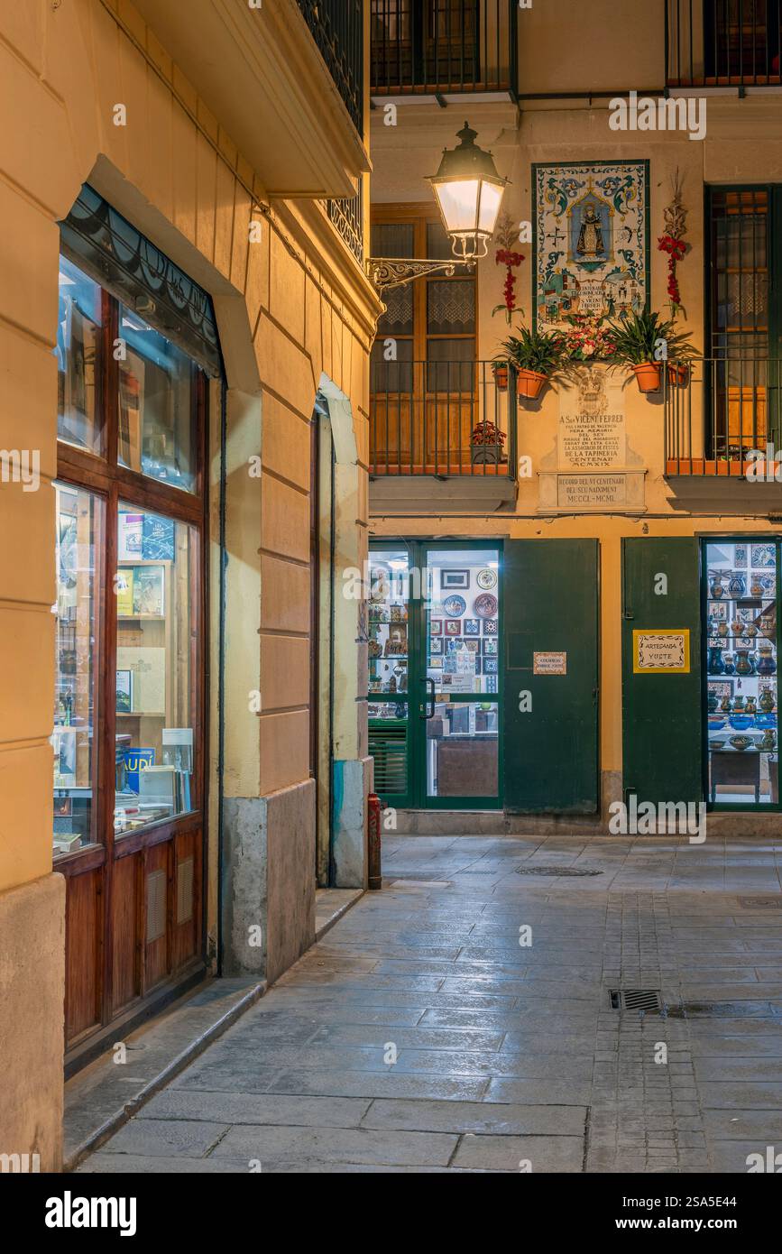 Malerische Straßenecke in der Altstadt bei Nacht, Valencia, Valencianische Gemeinschaft, Spanien Stockfoto