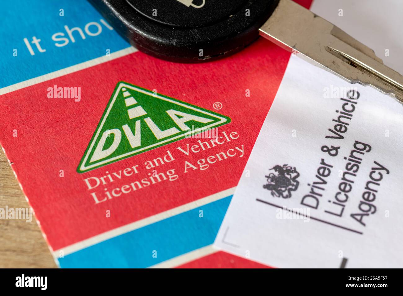 London. UK- 01.24.2025. Nahaufnahme des Schildes und Logos für die staatliche Führerscheinbehörde. Stockfoto