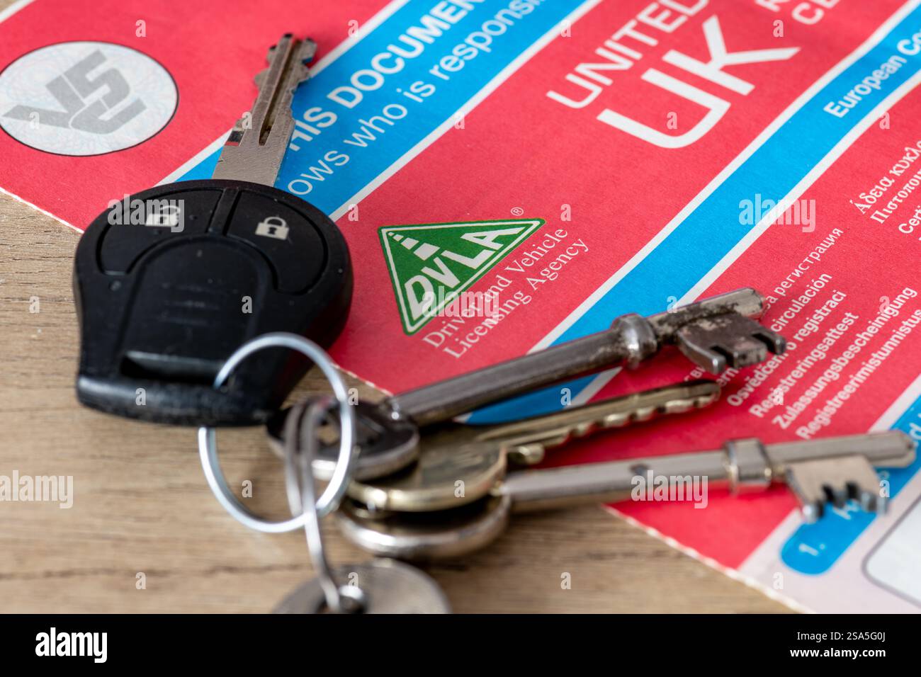 London. UK- 01.24.2025. Nahaufnahme eines V5C-Fahrzeugprotokolls der britischen Regierung, herausgegeben von der Drivers and Vehicle Licensing Agency. Stockfoto