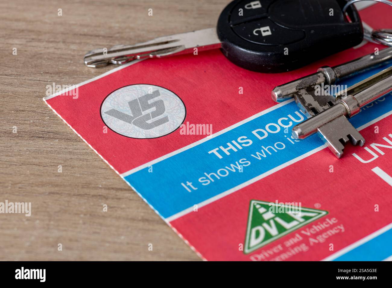 London. UK- 01.24.2025. Nahaufnahme eines V5C-Fahrzeugprotokolls der britischen Regierung, herausgegeben von der Drivers and Vehicle Licensing Agency. Stockfoto