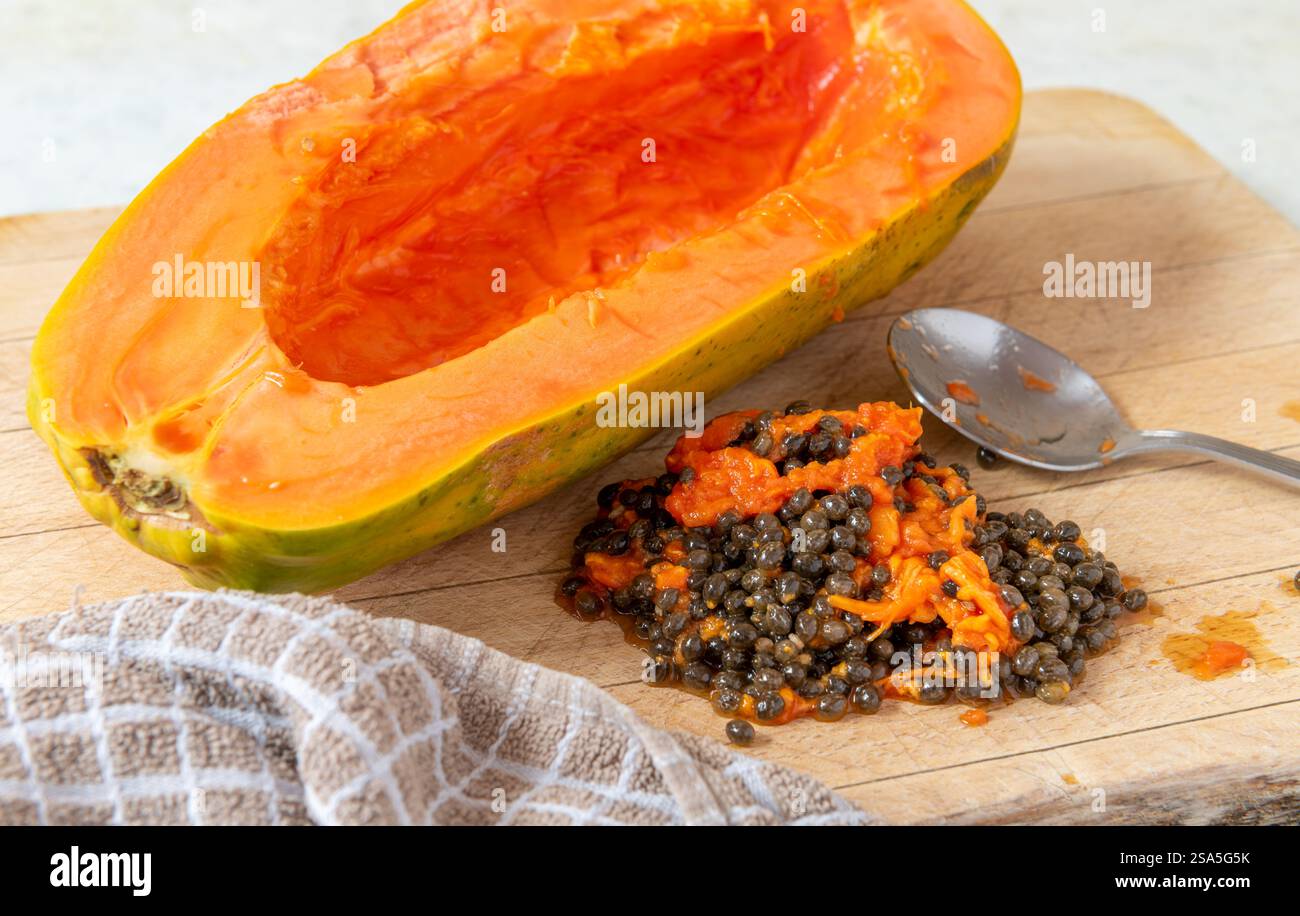 Eine halbe Papaya mit den Samen, die das süße, weiche Fleisch hinterlassen. Stockfoto
