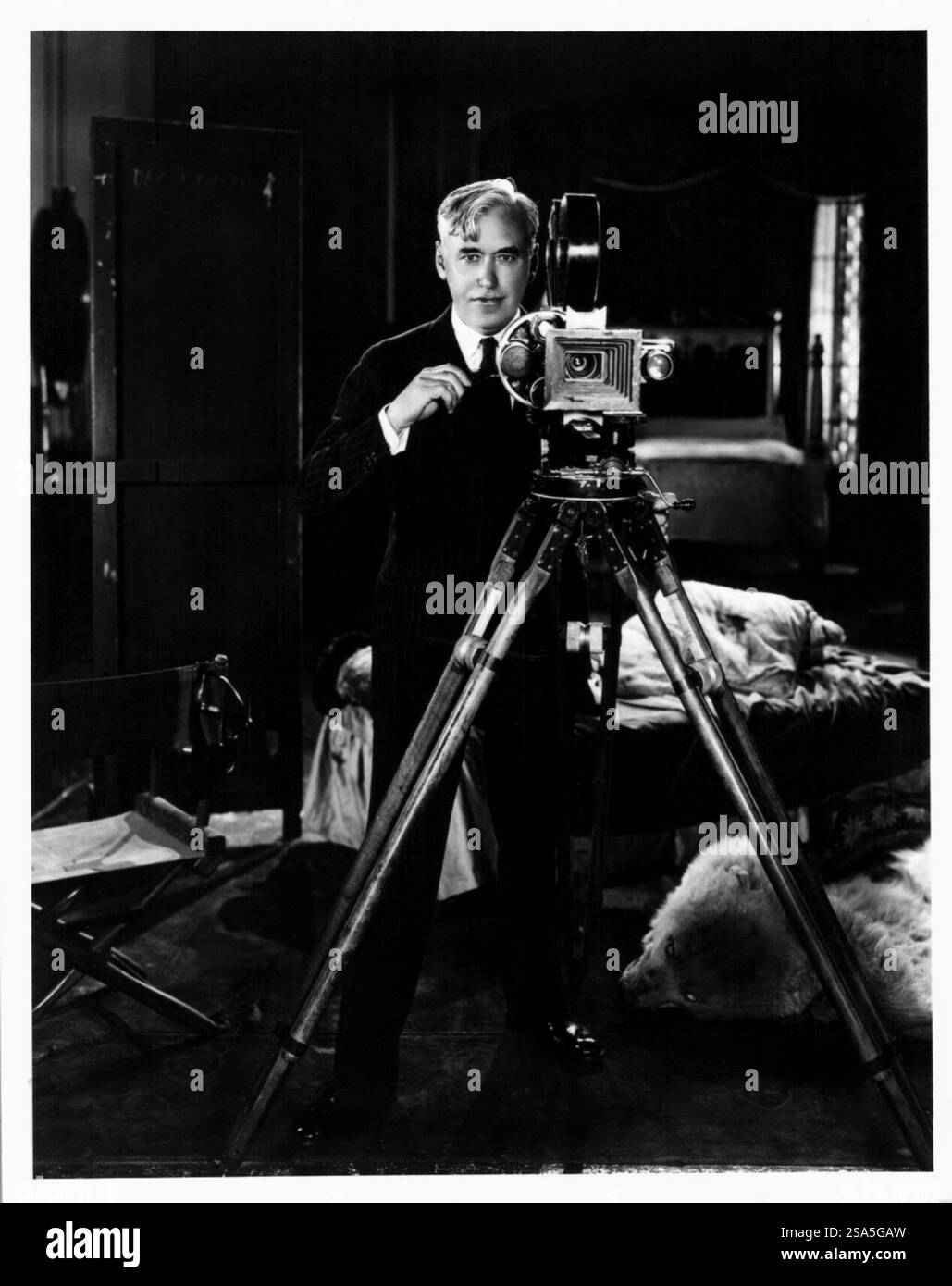 1925 c. , USA : der amerikanische Stummfilmregisseur und Schauspieler MACK SENNETT ( 1880 - 1960 ) mit KAMERAKLINGEL und HOWELL-Modell 2709 , . Unbekannter Fotograf. - CINEMA MUTO - REGISTA CINEMATOGRAFICO - ATTORE - MACCHINA DA PRESA CINEMATOGRAFICA - FILM - GESCHICHTE - FOTO STORICHE - SUL SET --- ARCHIVIO GBB Stockfoto