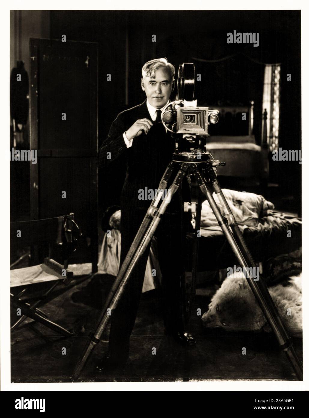1925 c. , USA : der amerikanische Stummfilmregisseur und Schauspieler MACK SENNETT ( 1880 - 1960 ) mit KAMERAKLINGEL und HOWELL-Modell 2709 , . Unbekannter Fotograf. - CINEMA MUTO - REGISTA CINEMATOGRAFICO - ATTORE - MACCHINA DA PRESA CINEMATOGRAFICA - FILM - GESCHICHTE - FOTO STORICHE - SUL SET --- ARCHIVIO GBB Stockfoto