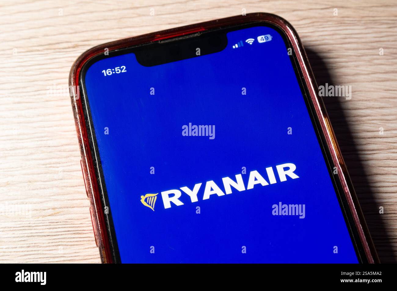 OSTRAVA, TSCHECHIEN - 28. JANUAR 2025: Die mobile App von Ryanair Airline wurde auf elektronischem Dezive installiert, um Flugtickets online zu buchen Stockfoto