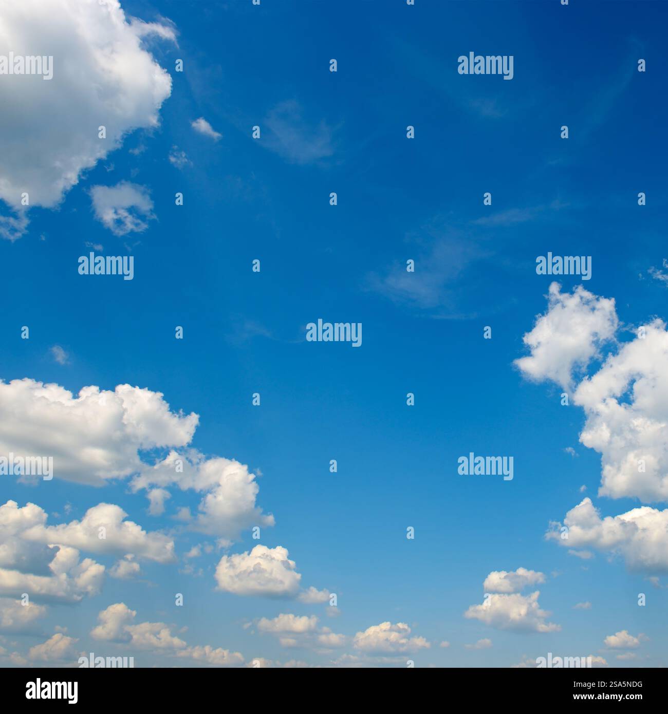 weiße flauschige Wolken am blauen Himmel Stockfoto