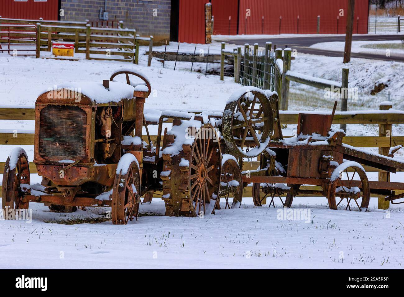 Ein rostiger alter Traktor sitzt vor einem Zaun in dieser ländlichen Landschaft im ländlichen Tennessee Stockfoto