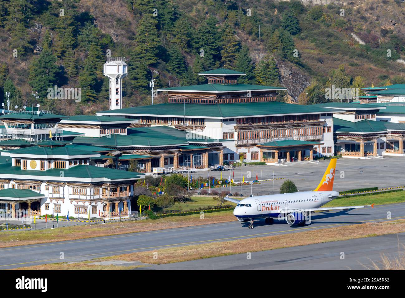 Passenger Terminal des internationalen Flughafens Paro in Paro, Bhutan. Einziger internationaler Flughafen in Bhutan. Passagierterminal im bhutanischen Stil gebaut. Stockfoto