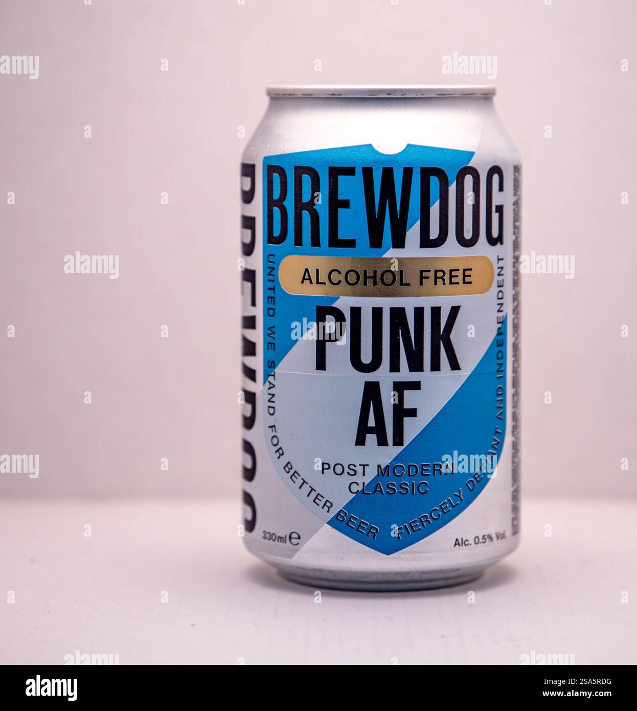 Aluminiumdose BrewDog Punk AF alkoholfreies Bier auf neutralem Hintergrund Stockfoto
