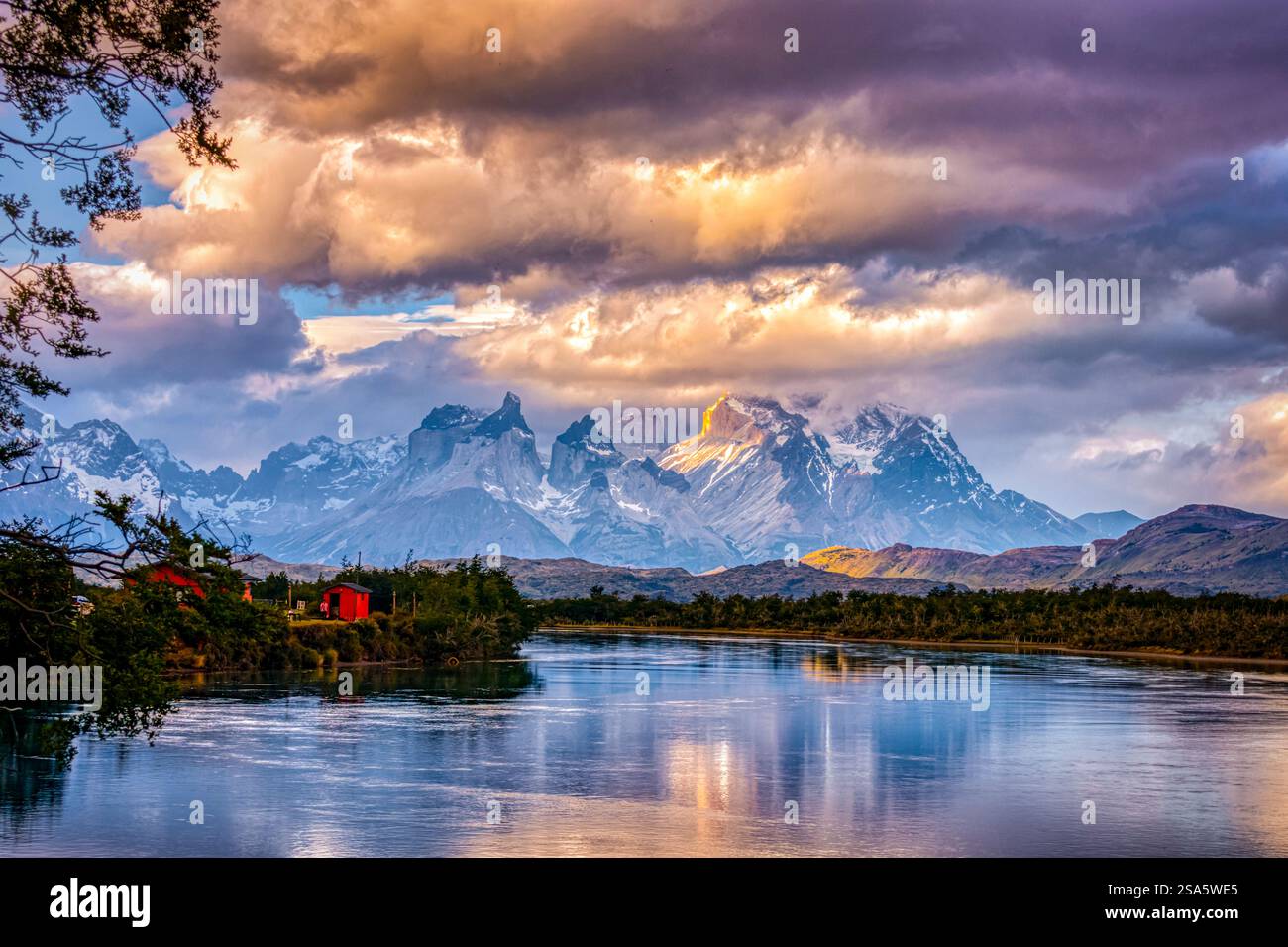 Chile, Nationalpark Torres del Paine. Landschaft mit See und Cerro Paine Grande Bergen. Stockfoto
