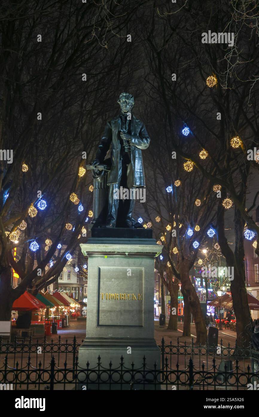 Nachtansicht der Rembrandt-Statue mit geschmückten Bäumen während des Amsterdam Light Festival 2024-2025, in Amsterdam, Niederlande Stockfoto