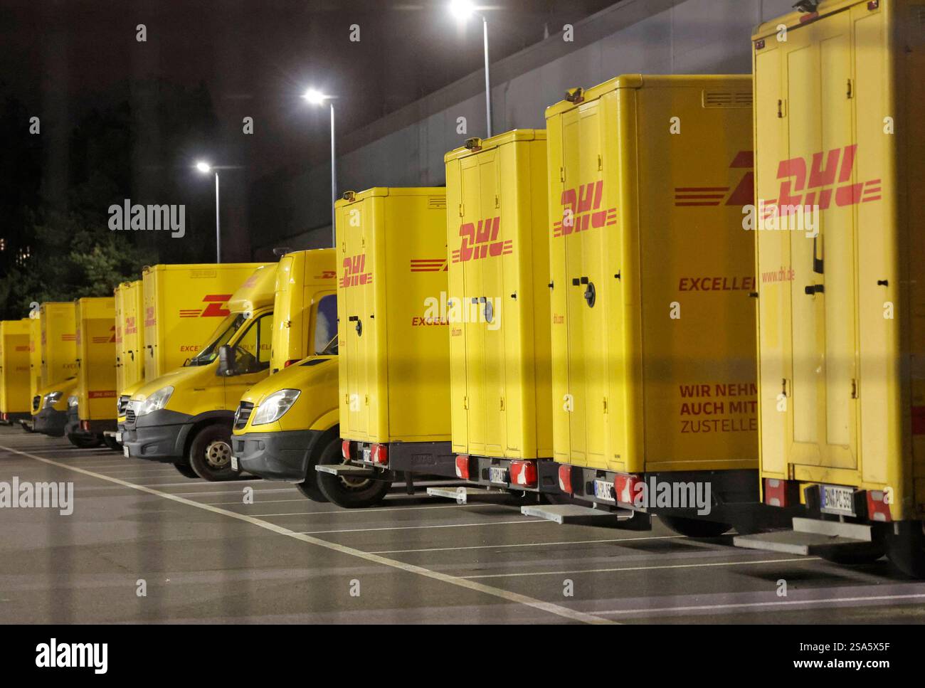28.01.2025 Heutiger Warnstreik bei der Tochter von DHL der Deutschen Post AG für mehr Lohn und mehr Urlaub hat bundesweit keine Briefzustellung Paketzustellung zur Folge hier stehende Zustellfahrzeuge von Deutsche Post DHL Group Darmstadt Hessen Deutschland *** 28 01 2025 heutiger Warnstreik bei der DHL-Tochter der Deutschen Post AG für mehr Lohn und mehr Urlaub hat dazu geführt, dass keine Briefzustellung bundesweit Paketzustellung Deutsche Post DHL Group Zustellfahrzeuge hier geparkt sind Darmstadt Hessen Deutschland Stockfoto