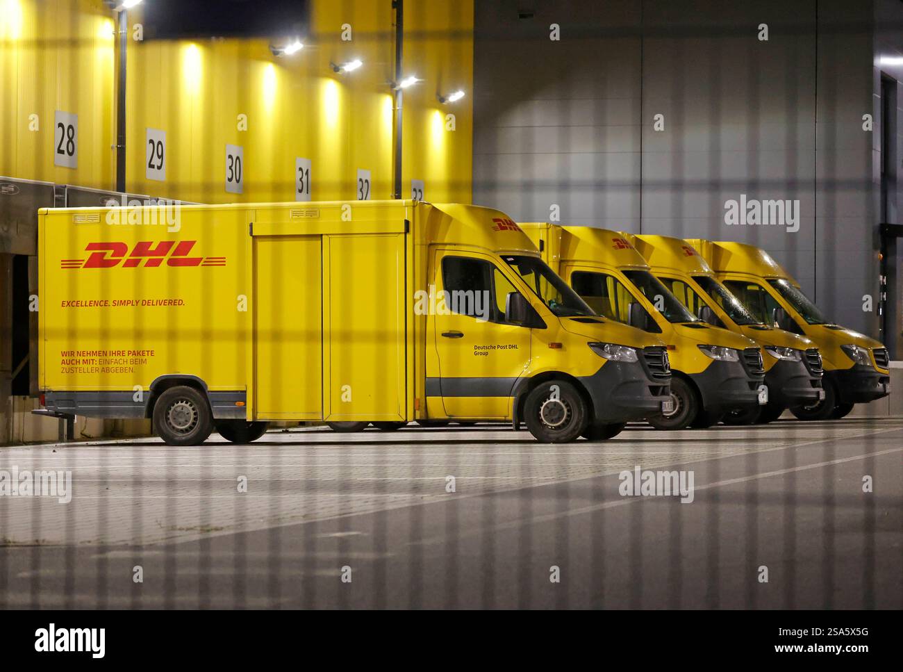 28.01.2025 Heutiger Warnstreik bei der Tochter von DHL der Deutschen Post AG für mehr Lohn und mehr Urlaub hat bundesweit keine Briefzustellung Paketzustellung zur Folge hier stehende Zustellfahrzeuge von Deutsche Post DHL Group Darmstadt Hessen Deutschland *** 28 01 2025 heutiger Warnstreik bei der DHL-Tochter der Deutschen Post AG für mehr Lohn und mehr Urlaub hat dazu geführt, dass keine Briefzustellung bundesweit Paketzustellung Deutsche Post DHL Group Zustellfahrzeuge hier geparkt sind Darmstadt Hessen Deutschland Stockfoto