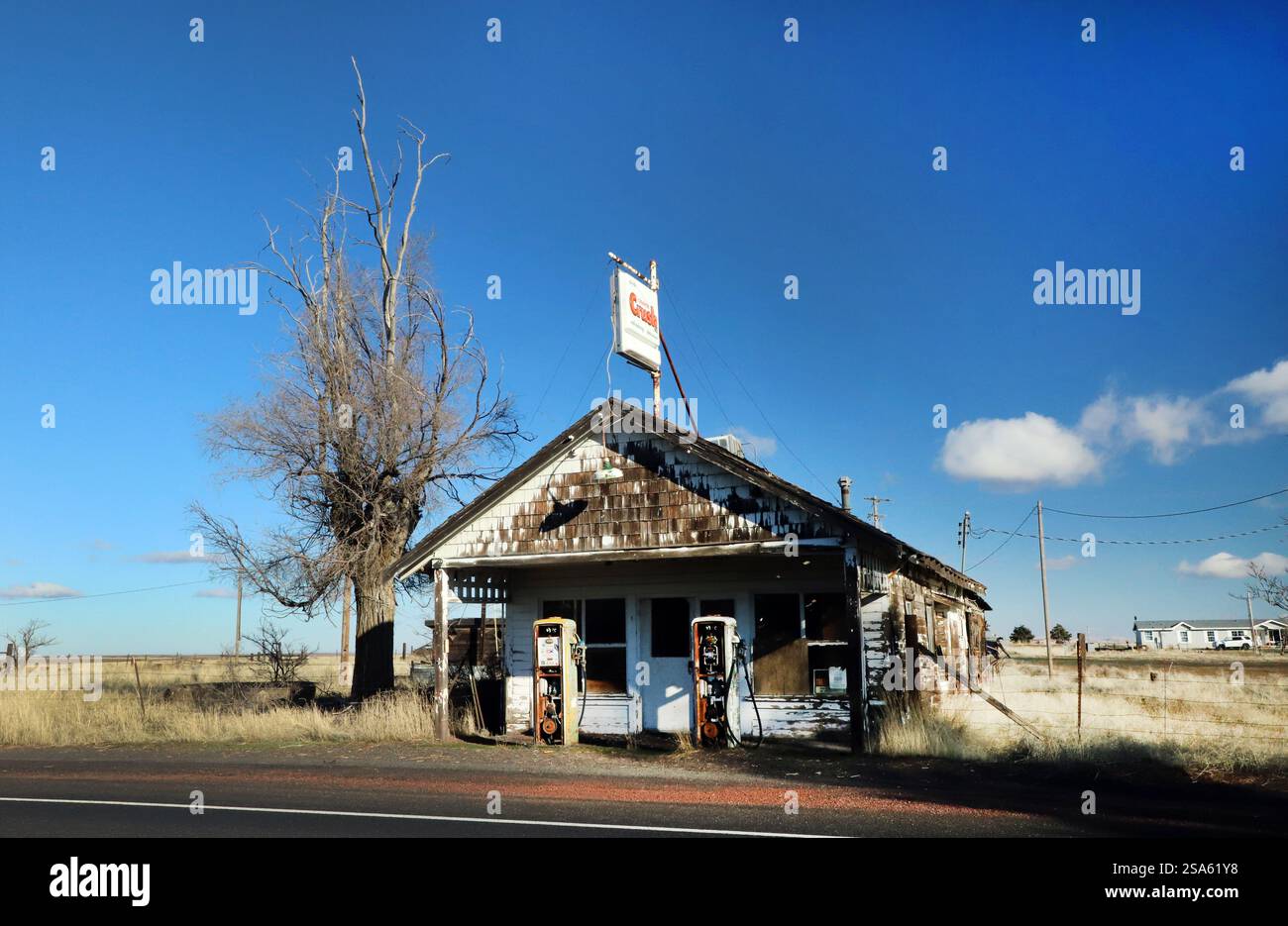 Eine verlassene Tankstelle am US Highway 97 in der winzigen Stadt Kent, Oregon. Stockfoto