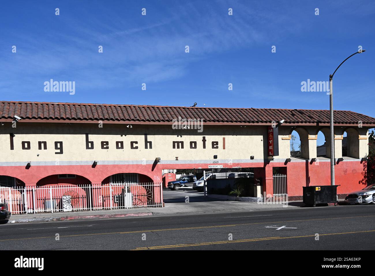 LONG BEACH, KALIFORNIEN - 24. JAN 2025: Long Beach Motel an der 7th Street im East Village Arts District. Stockfoto