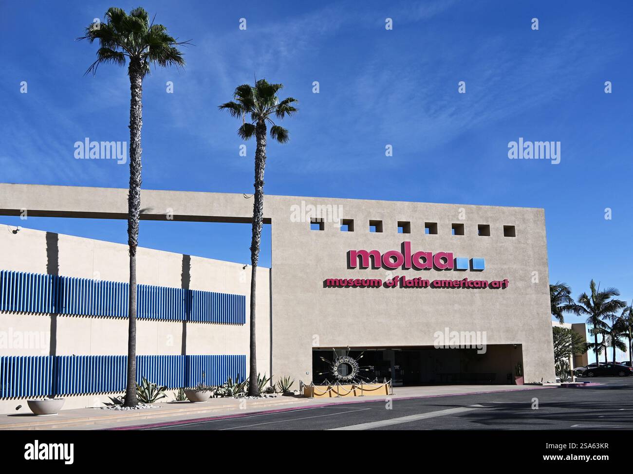 LONG BEACH, KALIFORNIEN - 24. JAN 2025: Das Museum of Latin American Art, MOLAA, bietet moderne und zeitgenössische lateinamerikanische und lateinamerikanische Kunst. Stockfoto