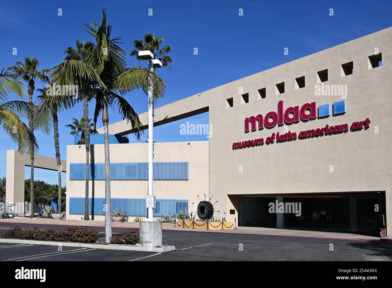 LONG BEACH, KALIFORNIEN - 24. JAN 2025: Das Museum of Latin American Art, MOLAA, bietet moderne und zeitgenössische lateinamerikanische und lateinamerikanische Kunst. Stockfoto