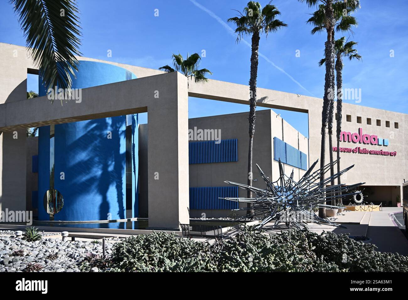 LONG BEACH, KALIFORNIEN - 24. JAN 2025: Das Museum of Latin American Art, MOLAA, bietet moderne und zeitgenössische lateinamerikanische und lateinamerikanische Kunst. Stockfoto