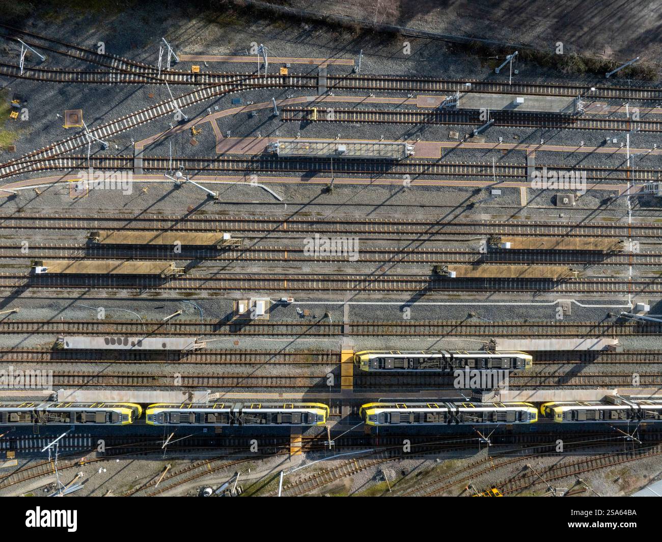 Züge und Straßenbahnen von oben Stockfoto